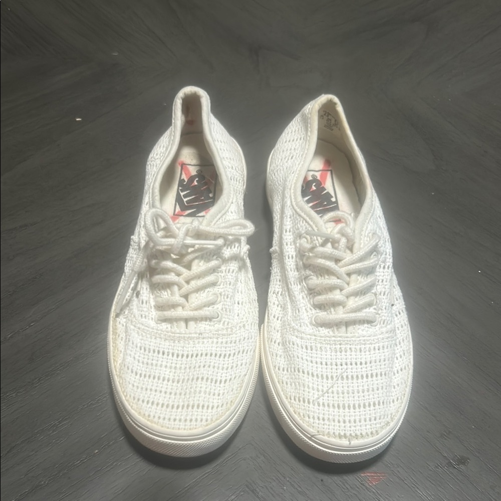 Nike White Sneakers Minimalist Design Lightweight Comfort